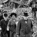 Guerre 1939-1945. Winston Churchill dans les ruines de Battersea, un quartier de Londres (Angleterre), touché par un bombardement aérien allemand, septembre 1940. © crédits photos TopFoto / Roger-Viollet