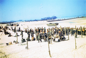 Opération Overlord. Camp de prisonniers de guerre allemands entouré de barbelés sur Omaha Beach.<br />
Calvados, 10 juin 1944.