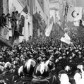 Guerre d'Algérie. Manifestation. Alger, décembre 1961.  © crédits photos TopFoto / Roger-Viollet