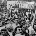 Guerre d'Algérie. Manifestation de 45000 personnes en soutien au Général de Gaulle après le coup d'Etat des généraux du 13 mai 1958. Alger, 16 mai 1958. © crédits photos Ullstein Bild / Roger-Viollet