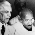 Le Mahatma Gandhi et Muhammed Ali Jinnah, fondateur de la ligue musulmane du Pakistan. Bombay, 9 septembre 1944. © crédits photos Ullstein Bild / Roger-Viollet