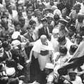 Gandhi allant à la rencontre du vice-roi britannique. Simla (Himachal Pradesh, Inde), juin 1945. © crédits photos TopFoto / Roger-Viollet