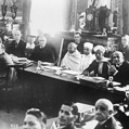 Gandhi, accompagné de repésentants indiens, à la Table Ronde. Londres (Angleterre), Palais Saint James, 1931. © crédits photos FA / Roger-Viollet