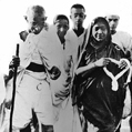 Gandhi et la poétesse indienne Sarojini Naidu se rendant au bord de la mer pour y puiser de l'eau afin d'obtenir du sel par évaporation, pendant la campagne du sel en Inde (1930). © crédits photos Roger-Viollet