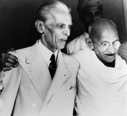  Le Mahatma Gandhi et Muhammed Ali Jinnah, fondateur de la ligue musulmane du Pakistan. Bombay, 9 septembre 1944.