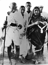  Gandhi et la poétesse indienne Sarojinî Naidu se rendant au bord de la mer pour y puiser de l'eau afin d'obtenir du sel par évaporation, pendant la campagne du sel en Inde, 1930. 