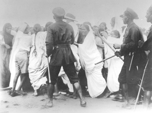 Manifestantes lors de la Marche du sel du Mahatma Gandhi. Bombay (Inde), 1930. 