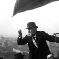 Discours de Jean Jaurès le 25 mai 1913, lors de la manifestation contre la loi de 3 ans au Pré-Saint-Gervais (à la droite de Jaurès, assis, de profil : Pierre Renaudel, un des fondateurs du Parti socialiste français. A gauche, avec barbe blanche : Arthur Groussier). © crédits photos Maurice-Louis Branger / Roger-Viollet