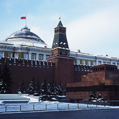 Moscou (Russie).Le mausolée de Lénine, sur la Place Rouge, en hiver. 1996. © crédits photos Ullstein Bild / Roger-Viollet