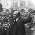 Révolution d'octobre 1917. Lenine (1870-1924) s'adressant à la foule sur la place rouge. Moscou (Russie), octobre 1917. © crédits photos Roger-Viollet