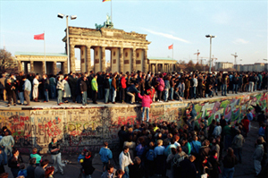 Chute du Mur de Berlin : la population escaladant le mur au niveau de la Porte de Brandebourg. 10 novembre 1989.