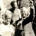 Nelson Mandela (1918-2013), homme politique sud-africain, à sa sortie de prison, avec sa seconde épouse Winnie, 1990. © crédits photos TopFoto / Roger-Viollet