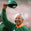 Nelson Mandela, portant le maillot vert des Springboks, lors de la Coupe du Monde de Rugby. Afrique du Sud, 26 juin 1995.  © crédits photos TopFoto / Roger-Viollet