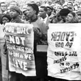 Foule soutenant Nelson Mandela après le verdict de la Cour Suprème le condamnant à la prison à vie. Pretoria (Afrique du Sud), le 12 juin 1964. © crédits photos TopFoto / Roger-Viollet