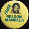 Badge du mouvement anti-Apartheid représentant Nelson Mandela.   © crédits photos Heritage Images / Roger-Viollet