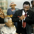 Signature de la nouvelle Constitution de l'Afrique du Sud, qui abolit l'Apartheid par Nelson Mandela à Sharpville près de Johannesburg. A droite, Cyril Ramaphosa, Président de l'Assemblée de la nouvelle Constitution. 10 décembre 1996. © crédits photos Ullstein Bild / Roger-Viollet