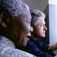 La prison de Robben Island (Afrique du Sud). Le président Clinton et Nelson Mandela dans son ancienne cellule. 27 mars 1998.<br />
Photo : Juhan Kuus.  © crédits photos The Image Works / Roger-Viollet