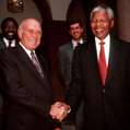 Nelson Mandela et Frederik de Klerk, hommes d'Etat sud-africains, se rencontrant après que Nelson Mandela ait reçu le prix Nobel de la paix. Johannesburg (Afrique du Sud), janvier 1994.<br />
Photo : Louise Gubb. © crédits photos Louise Gubb / The Image Works / Roger-Viollet