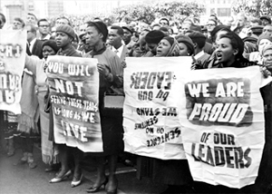 Foule soutenant Nelson Mandela, leader de l’ANC, après le verdict de la Cour Suprême le condamnant à la prison à vie. Pretoria (Afrique du Sud), le 12 juin 1964.