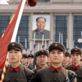 Soldats chinois défilant devant le portrait de Mao Zedong. Pékin, 1973. © crédits photosJacques Cuinières / Roger-Viollet