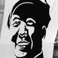 En mai 1968, la casquette Mao est de mise dans la cour de la Sorbonne à Paris (Vème arr.). Photographie de Janine Niepce (1921-2007). © crédits photos Janine Niepce/Roger-Viollet