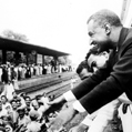 Gamal Abdel Nasser saluant la population dans le train qui le ramène au Caire après la nationalisation du canal de Suez. Alexandrie (Egypte), 1956. © crédits photos Ullstein Bild / Roger-Viollet