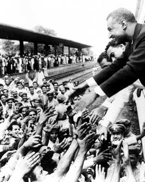 Nasser saluant la population dans le train qui le ramène au Caire après la nationalisation du canal de Suez. Alexandrie (Egypte), 1956.