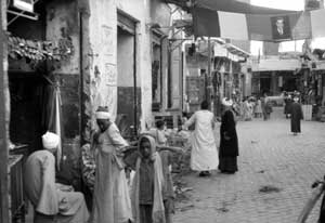 Un souk égyptien avec un portrait de Nasser en arrière plan.