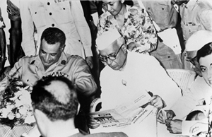 Nasser et Jawâharlâl Nehru (1889-1964), homme d'Etat indien, à l'aéroport de Jakarta, pour la conférence de Bandung, en avril 1955.