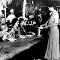 Eleanor Roosevelt (1884-1962) servant de la soupe à des chômeurs au restaurant Grand Central. New York (Etats-Unis), 13 décembre 1932. © crédits photos TopFoto / Roger-Viollet