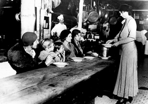 Eleanor Roosevelt (1884-1962), militante engagée en faveur des plus humbles et des droits des femmes, épouse de F.D. Roosevelt, servant de la soupe à des chômeurs au restaurant Grand Central à New York en 1932.