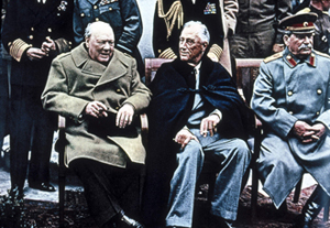 Churchill, Roosevelt et Staline lors de la Conférence de Yalta à la fin de la Seconde guerre mondiale (février 1945), et quelques mois avant le début de la Guerre froide.